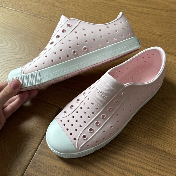 Native Jefferson Lightweight Shoes - Size J3 - Milk Pink & White - Like New - Picture 4 of 10